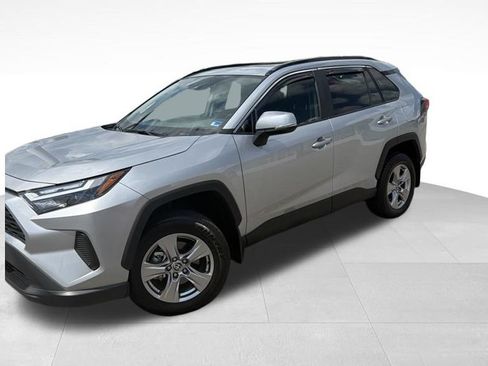 Used 2022 Toyota RAV4 XLE w/ Convenience Package FWD image 3