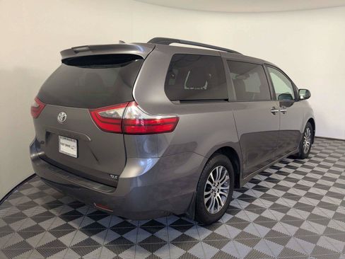 Used 2020 Toyota Sienna XLE w/ XLE Navigation Package FWD image 5