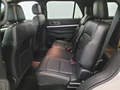 Used 2017 Ford Explorer XLT w/ Equipment Group 202A AWD/4WD image 18
