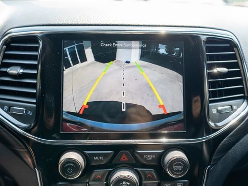 Used 2019 Jeep Grand Cherokee Altitude AWD/4WD image 24