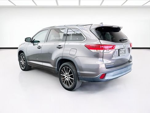 Used 2018 Toyota Highlander SE FWD image 6