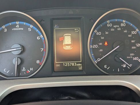 Used 2018 Toyota RAV4 LE FWD image 14