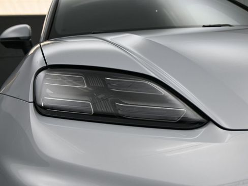 Used 2024 Porsche Macan 4 Electric w/ Premium Package image 10