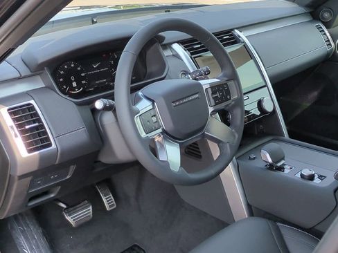 New 2025 Land Rover Discovery Dynamic SE image 2