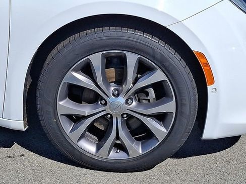 Used 2019 Chrysler Pacifica Limited w/ Tire & Wheel Group FWD image 8