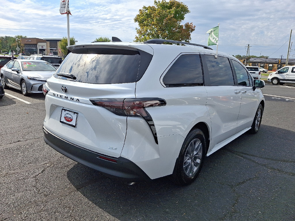 Used 2026 Toyota Sienna XLE FWD image 6