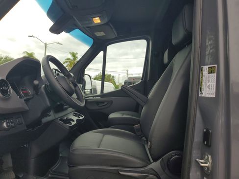 Used 2025 Mercedes-Benz Sprinter 2500 image 22