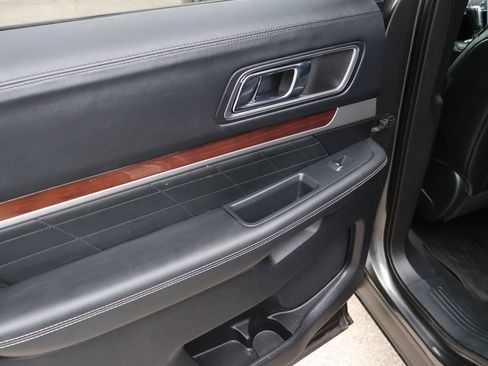 Used 2018 Ford Explorer Platinum image 11