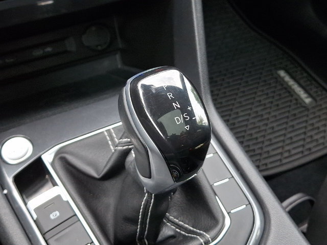 Used 2022 Volkswagen Tiguan SE AWD/4WD image 16
