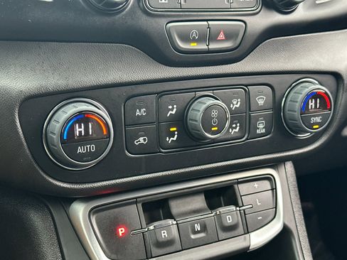 Used 2024 GMC Terrain SLT image 19