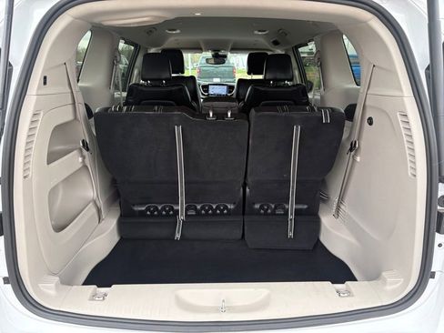 Used 2024 Chrysler Pacifica Touring-L FWD image 5