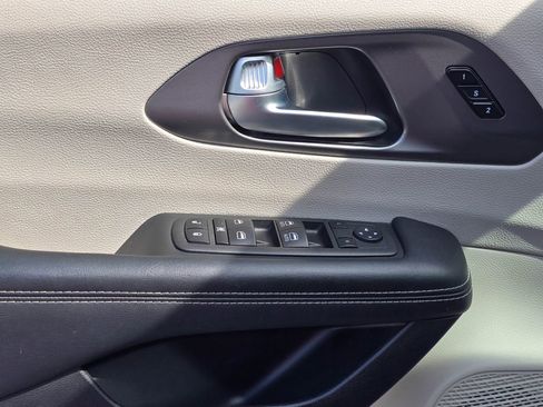 Used 2023 Chrysler Pacifica Touring-L FWD image 9