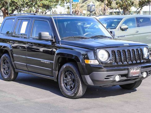 Used 2017 Jeep Patriot Sport w/ Power Value Group FWD image 3