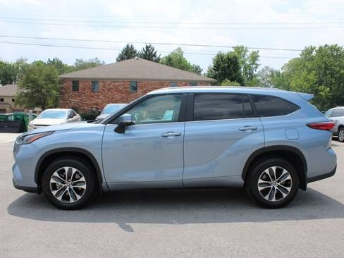 Used 2023 Toyota Highlander XLE AWD/4WD image 5