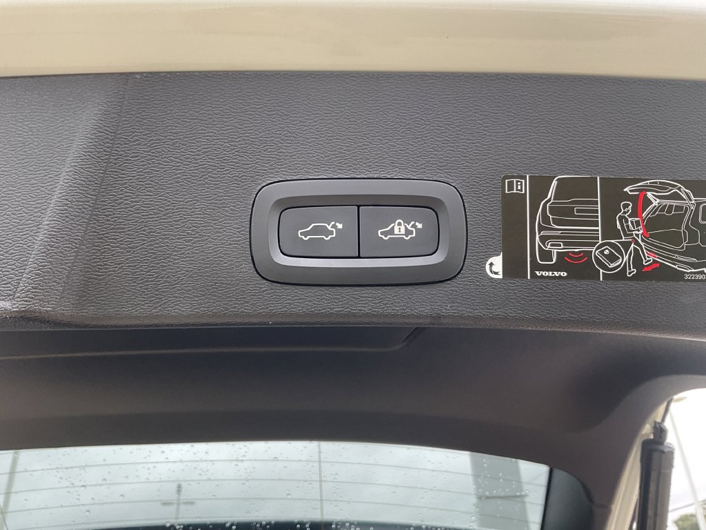 Used 2020 Volvo XC40 T4 Momentum FWD image 11
