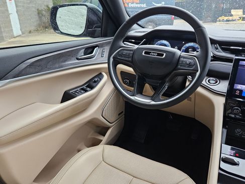 Used 2024 Jeep Grand Cherokee Limited w/ Luxury Tech Group II image 9