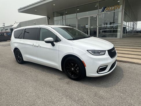 Used 2023 Chrysler Pacifica Touring-L FWD image 2