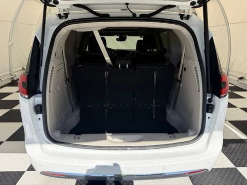 Used 2023 Chrysler Pacifica Limited FWD image 4