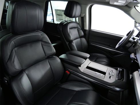 New 2025 Lincoln Navigator L Reserve image 12