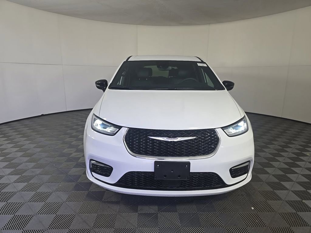Used 2025 Chrysler Pacifica Select FWD image 2