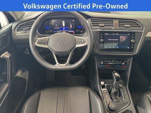 Used 2024 Volkswagen Tiguan SE w/ Panoramic Sunroof Package image 17