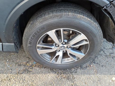 Used 2018 Toyota RAV4 XLE image 3