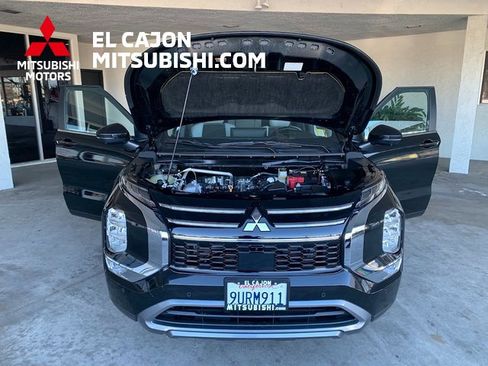 Used 2025 Mitsubishi Outlander SE image 27