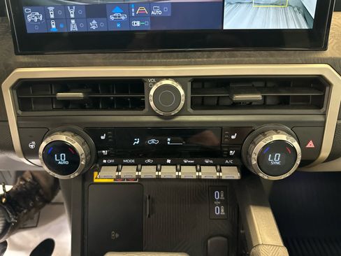 Used 2025 Toyota Tacoma Limited AWD/4WD image 24