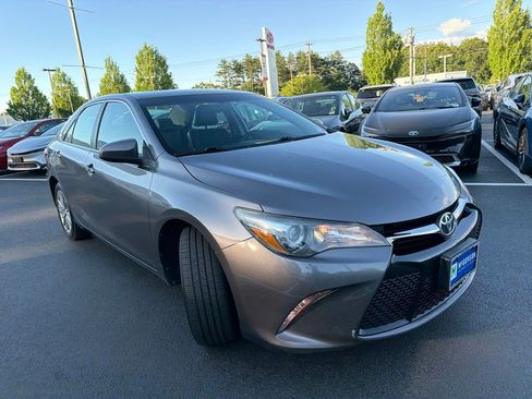 Used 2015 Toyota Camry SE FWD image 3