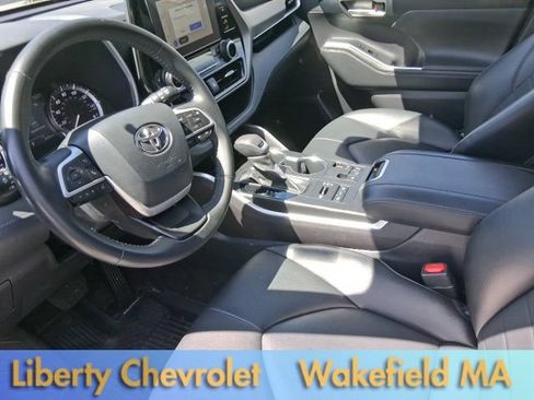 Used 2023 Toyota Highlander XLE AWD/4WD image 18