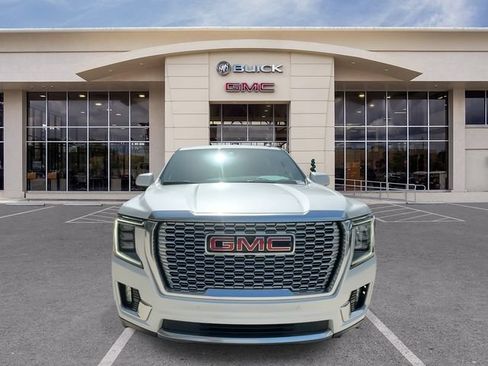 Used 2022 GMC Yukon XL Denali w/ Denali Premium Package AWD/4WD image 4