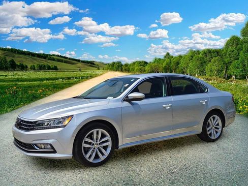 Used 2018 Volkswagen Passat 2.0T SEL Premium FWD image 2