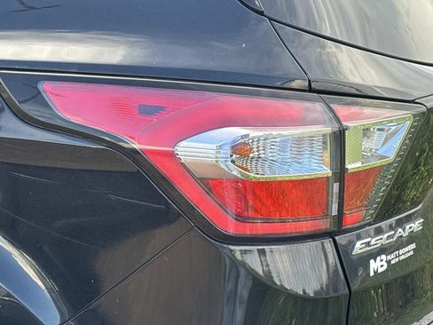 Used 2018 Ford Escape SE FWD image 11