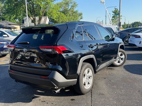Used 2021 Toyota RAV4 XLE w/ Convenience Package AWD/4WD image 4