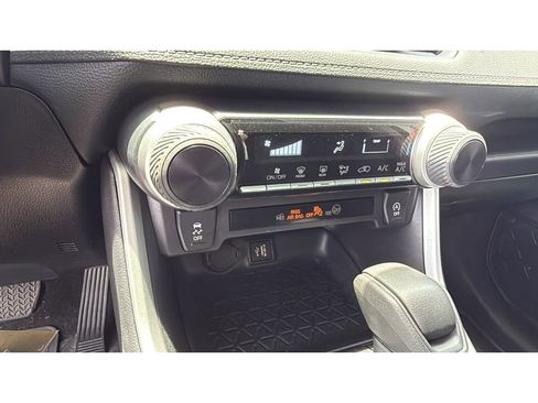 Used 2025 Toyota RAV4 LE AWD/4WD image 24