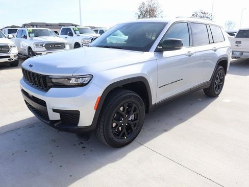 New 2025 Jeep Grand Cherokee L Altitude image 10