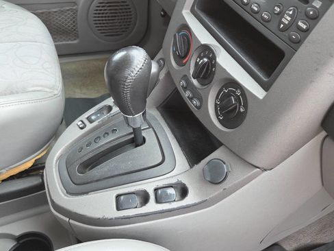 Used 2004 Saturn Vue AWD V6 image 16