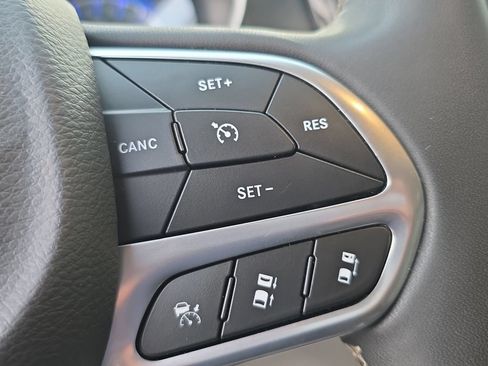 Used 2023 Chrysler Pacifica Touring-L FWD image 27