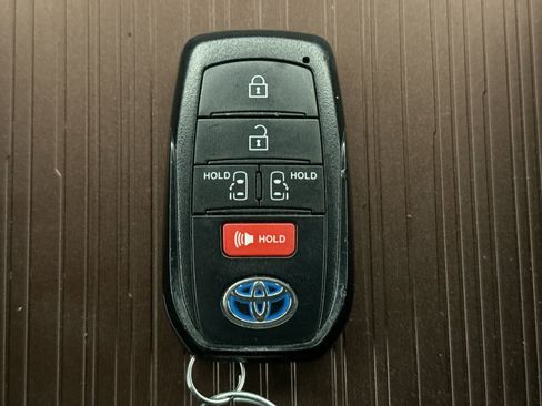 Used 2024 Toyota Sienna LE image 22