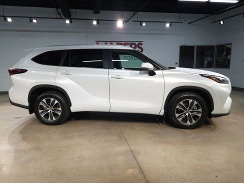 Certified 2025 Toyota Highlander XLE image 8