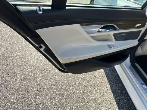 Used 2018 BMW 750i RWD image 21