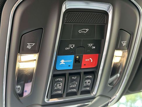 Used 2024 Jeep Grand Cherokee Limited w/ Black Appearance Package AWD/4WD image 32