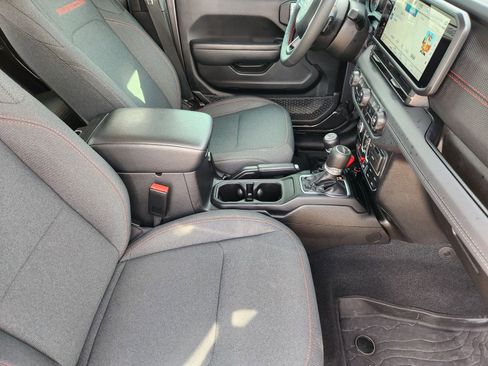 Used 2024 Jeep Gladiator Rubicon w/ Convenience Group image 16