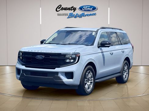 Used 2025 Ford Expedition Active RWD image 2
