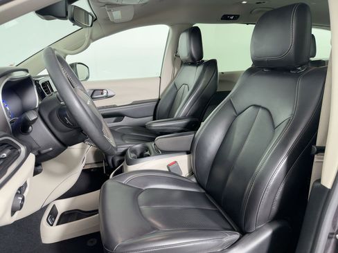 Used 2023 Chrysler Pacifica Touring-L image 4