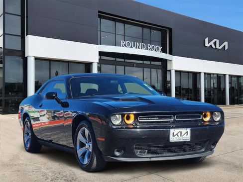 Used 2016 Dodge Challenger SXT image 3