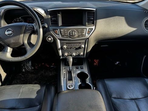 Used 2018 Nissan Pathfinder SL image 2
