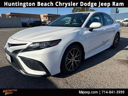 Used 2023 Toyota Camry SE FWD image 1
