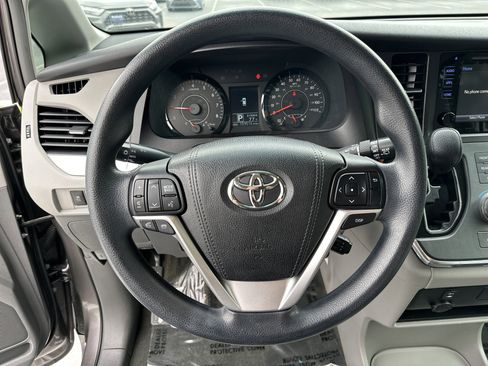 Used 2016 Toyota Sienna LE FWD image 18