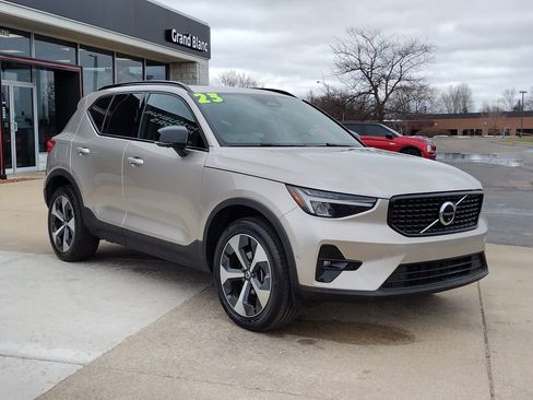 Used 2023 Volvo XC40 B4 Ultimate image 3